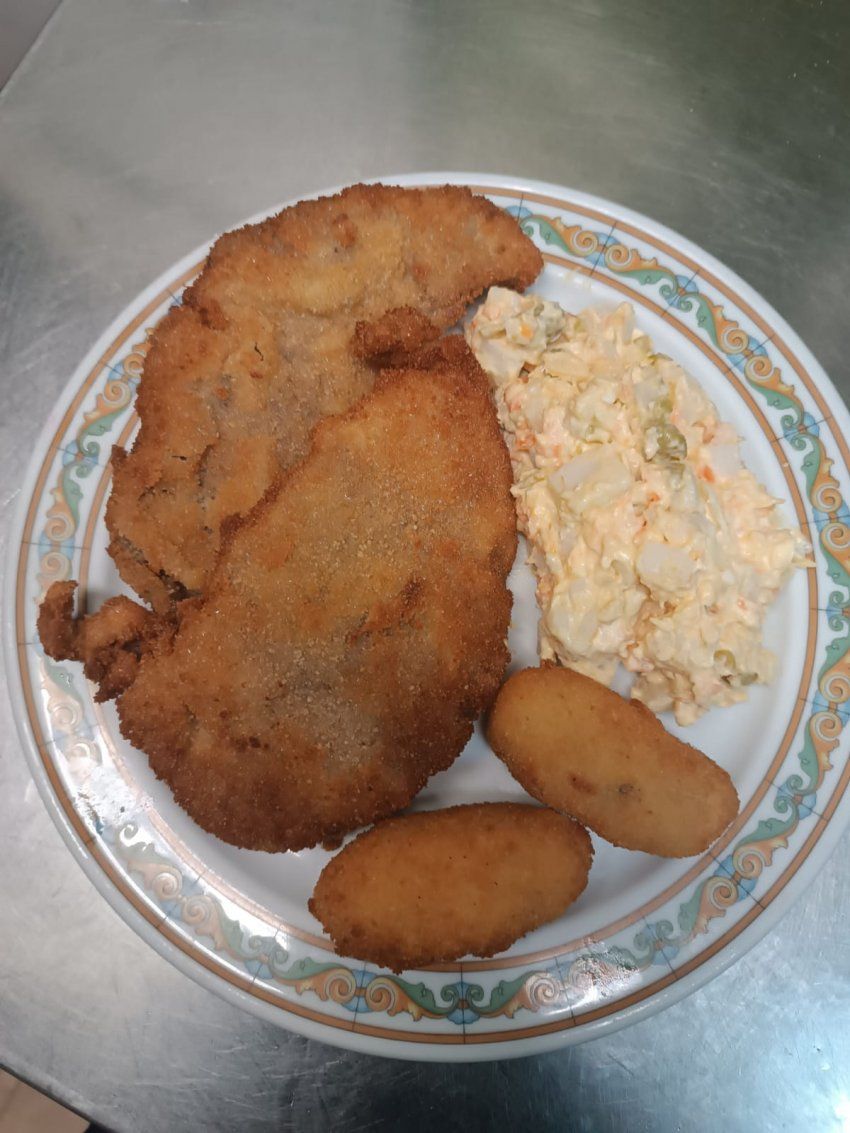 Escalope, ensaladilla y croquetas