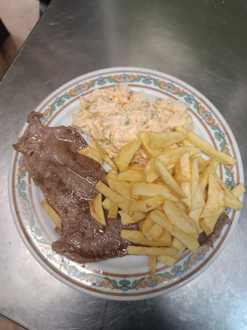 Bistec, patatas y ensaladilla