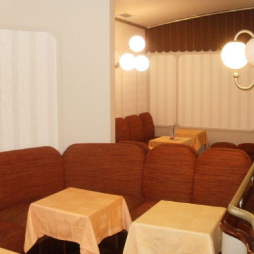 Interior de la cafetería con sillones unidos en curva