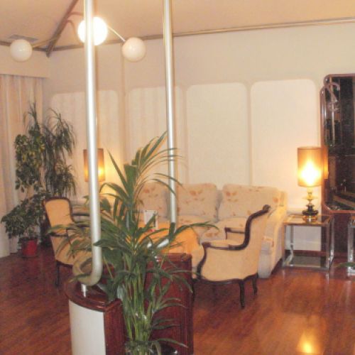 Interior de la cafetería con sillones clásicos