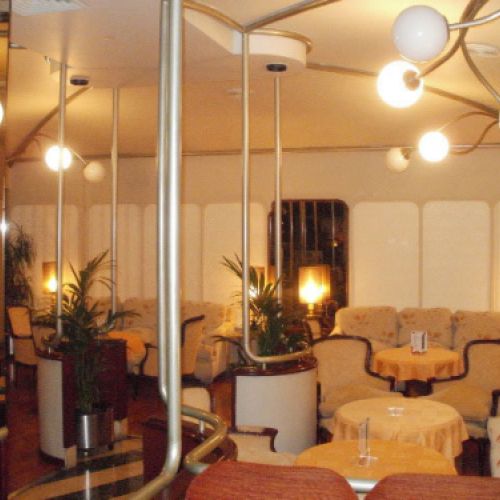 Interior de la cafetería con lámparas clásicas