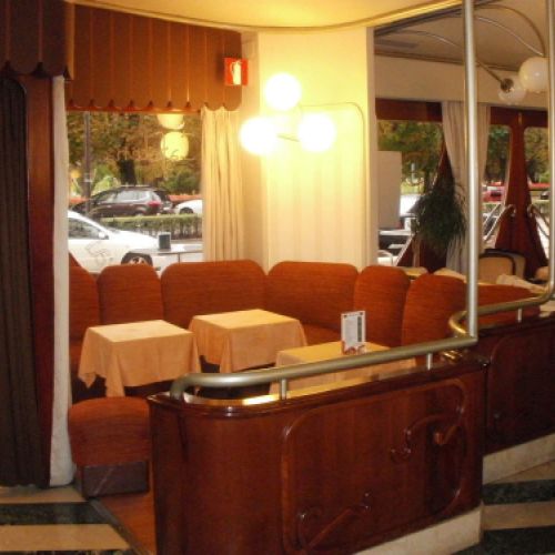 Interior de la cafetería con decoración clásica