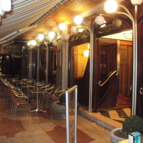 Terraza de la cafetería de noche con lámparas de globo encendidas