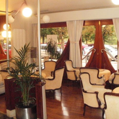 Interior de la cafetería con sillones clásicos