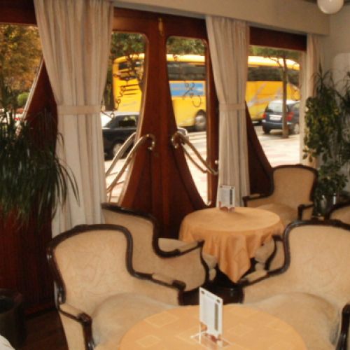 Interior de la cafetería con sillones clásicos de color blanco