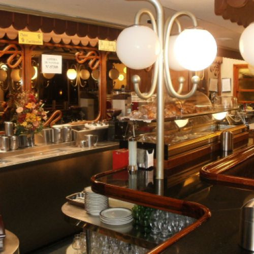 Barra de la cafetería con lámparas clásicas