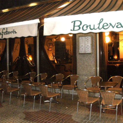 Terraza de la cafetería de noche